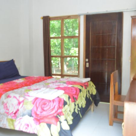 Labuan Bajo Mahoni Guesthouse Zewnętrze zdjęcie