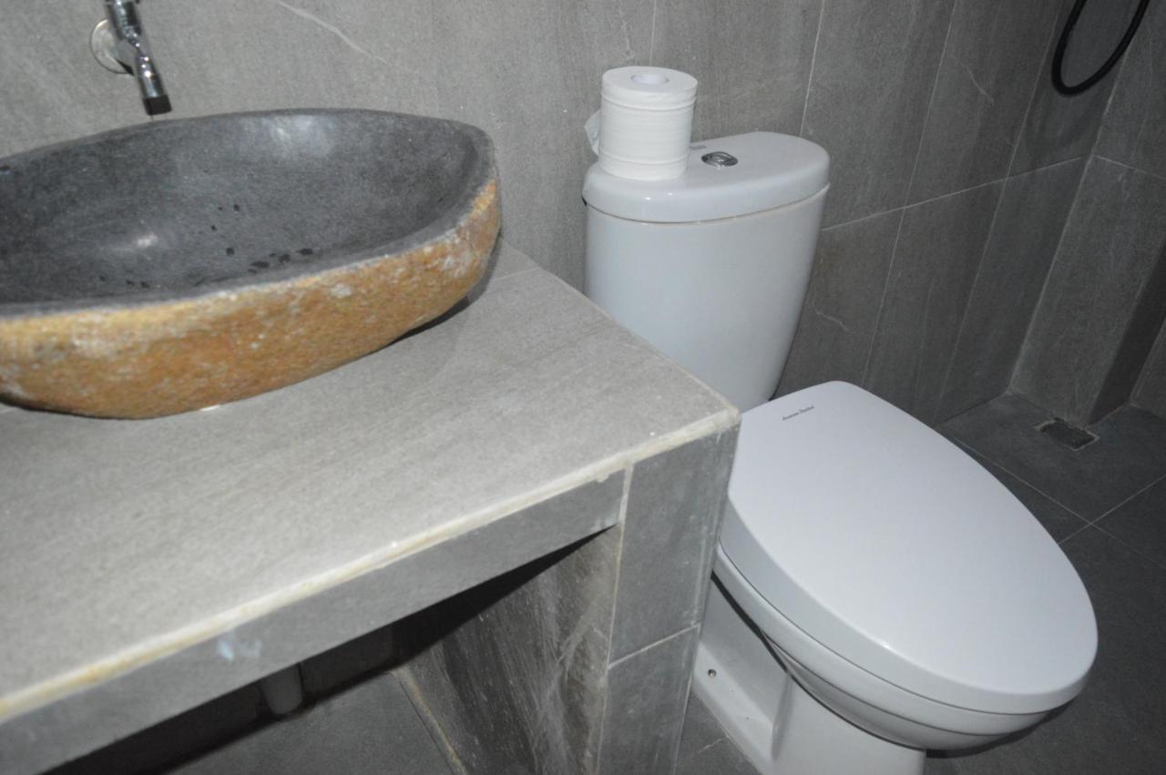 Labuan Bajo Mahoni Guesthouse Zewnętrze zdjęcie