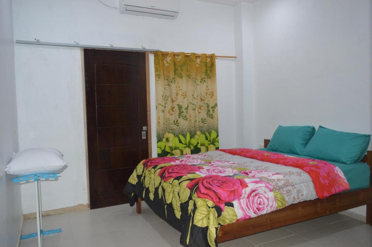 Labuan Bajo Mahoni Guesthouse Zewnętrze zdjęcie