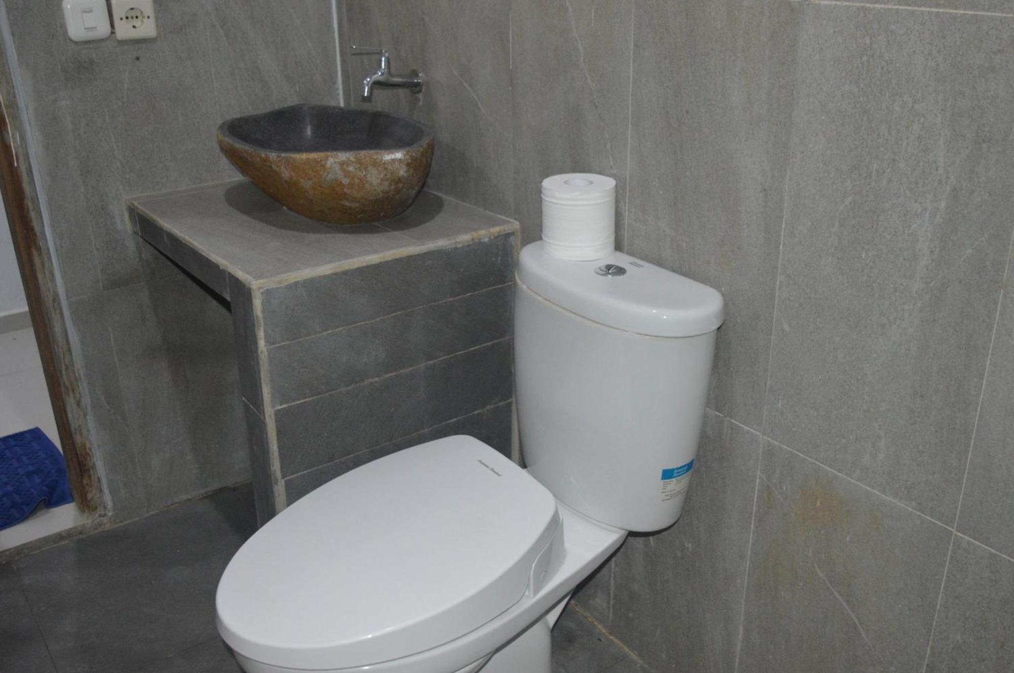 Labuan Bajo Mahoni Guesthouse Zewnętrze zdjęcie